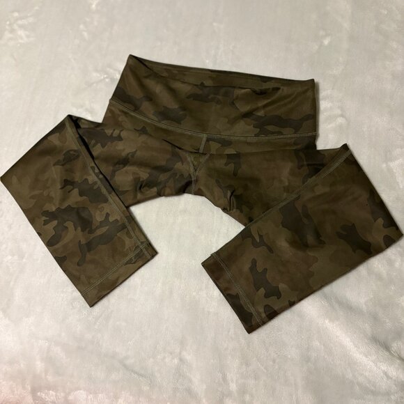 Like New Lululemon Wunder Under Low Rise Crop Luxtreme 21” Green Camo Leggings 4 - Picture 10 of 10